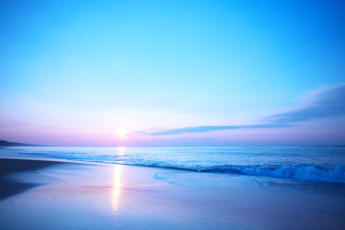 朝の光を捕まえる。朝焼けを狙いやすい海沿いの道