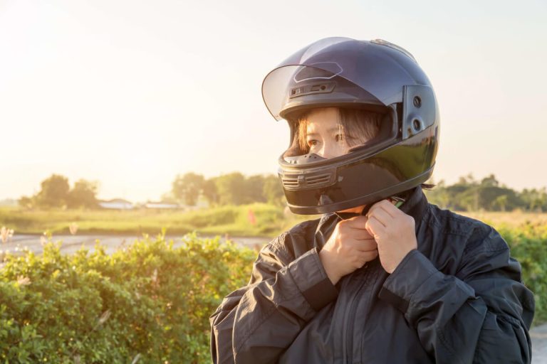 通勤前に出かけるライダー