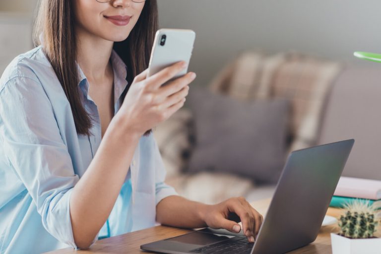 オンライン査定を利用する女性