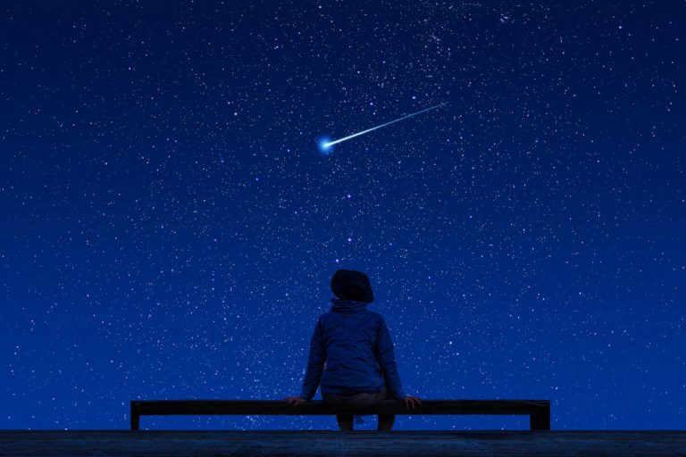流れ星を見上げる人