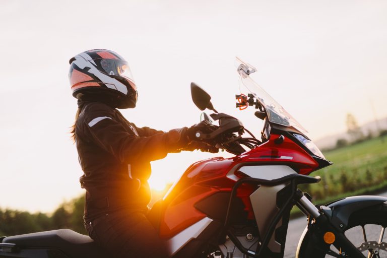 夕陽と共に走るライダー