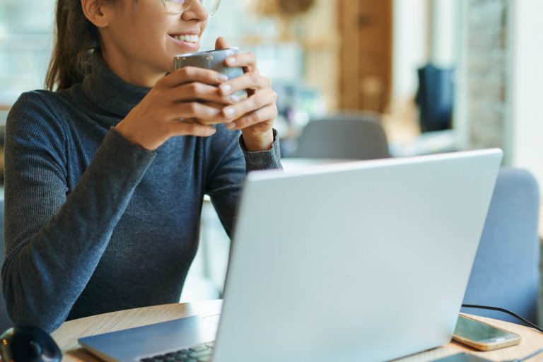 PCの写真データを整理する女性